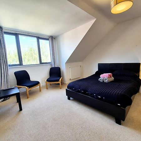 Explore London: 2 Bedroom House In Wood Green Bagian luar foto