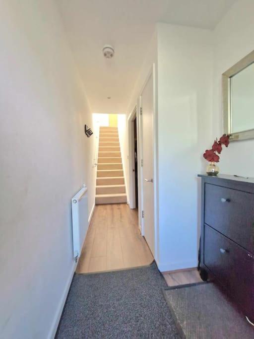 Explore London: 2 Bedroom House In Wood Green Bagian luar foto