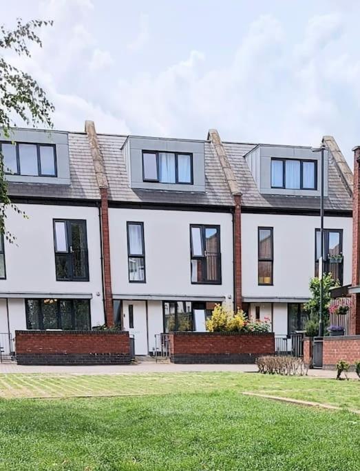 Explore London: 2 Bedroom House In Wood Green Bagian luar foto