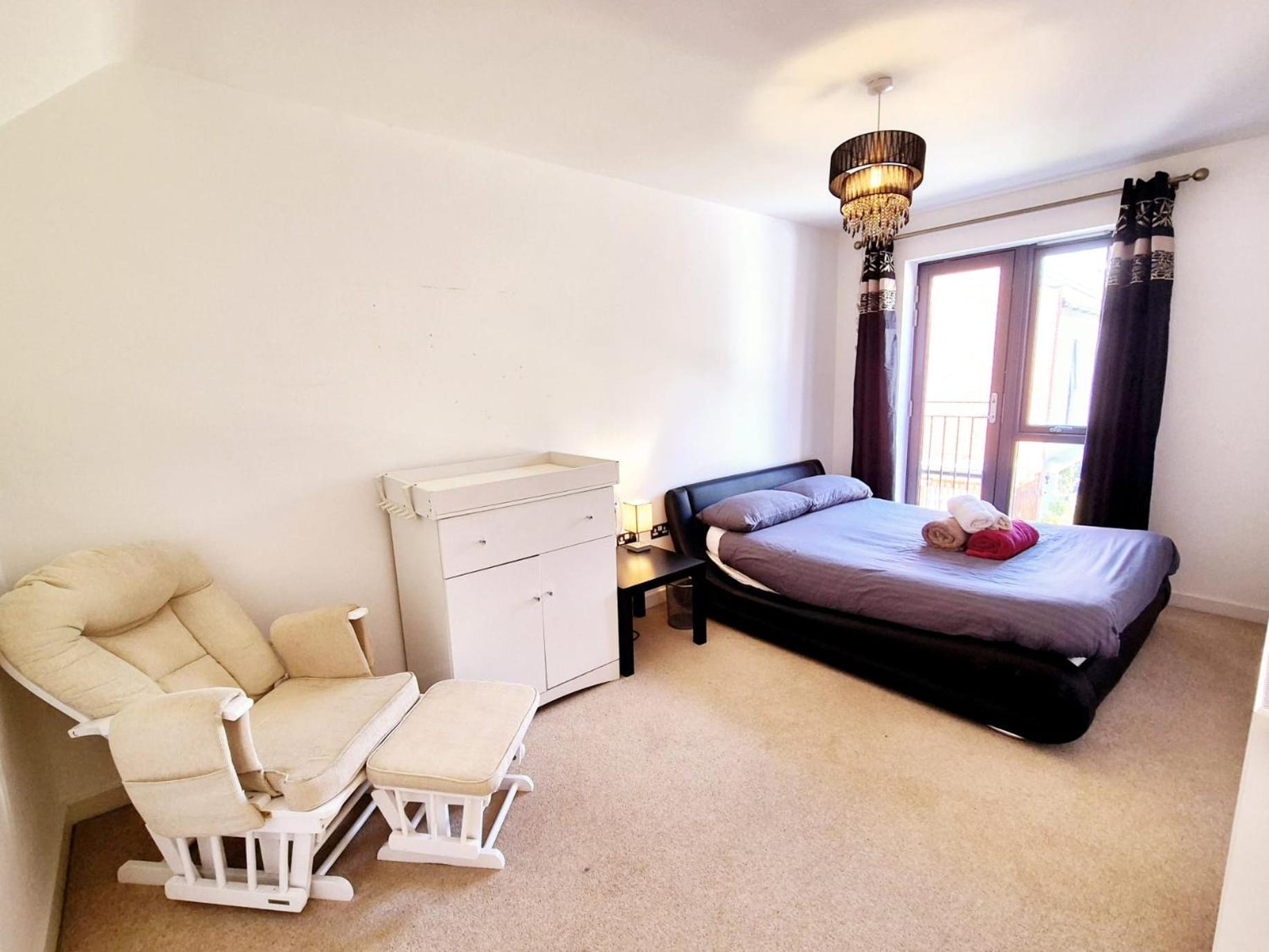 Explore London: 2 Bedroom House In Wood Green Bagian luar foto