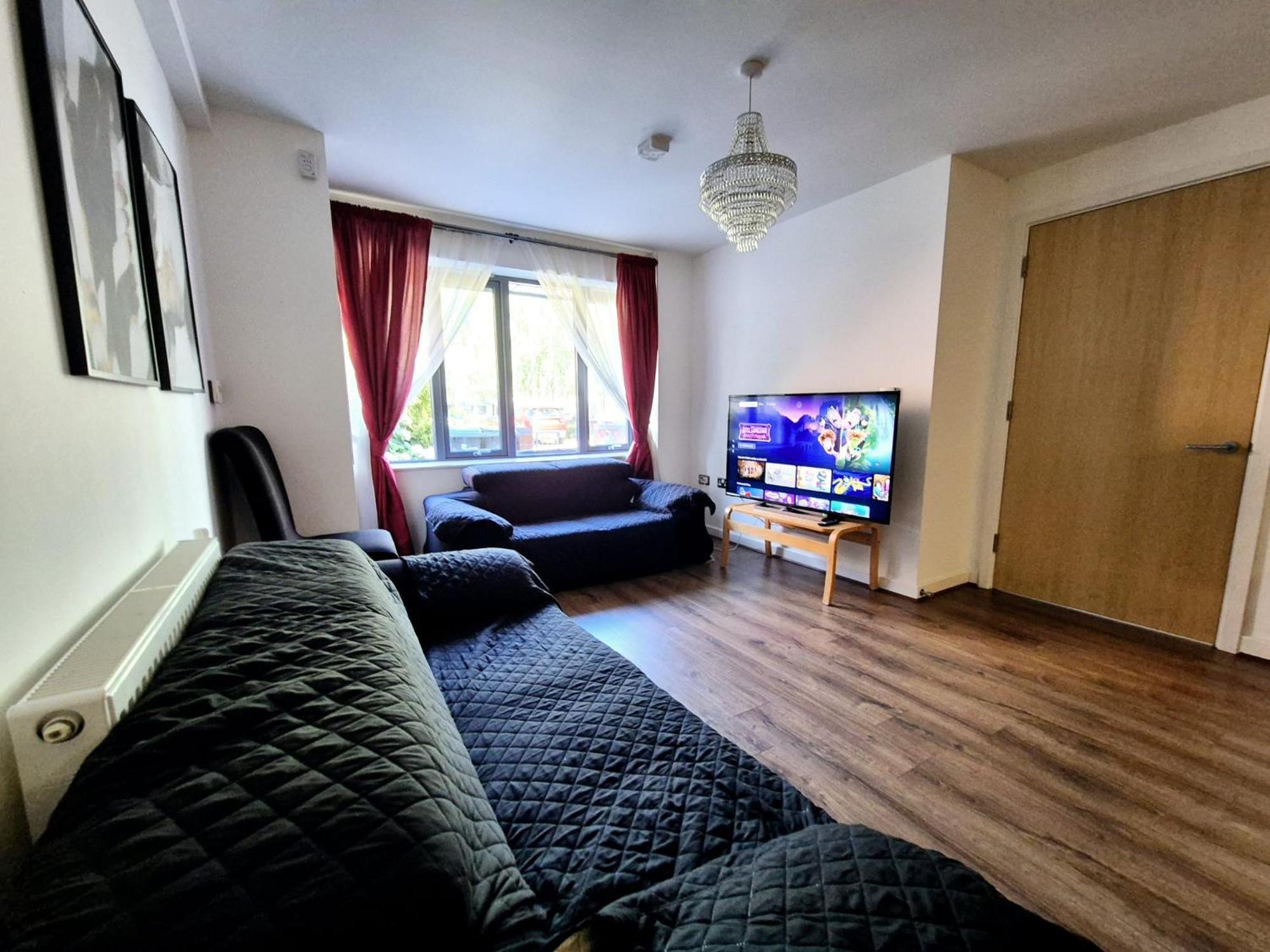 Explore London: 2 Bedroom House In Wood Green Bagian luar foto