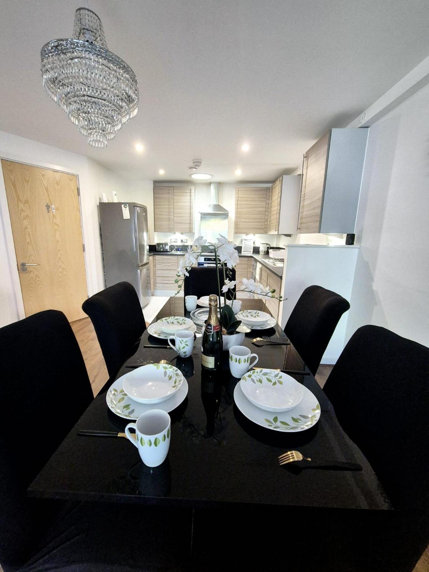 Explore London: 2 Bedroom House In Wood Green Bagian luar foto