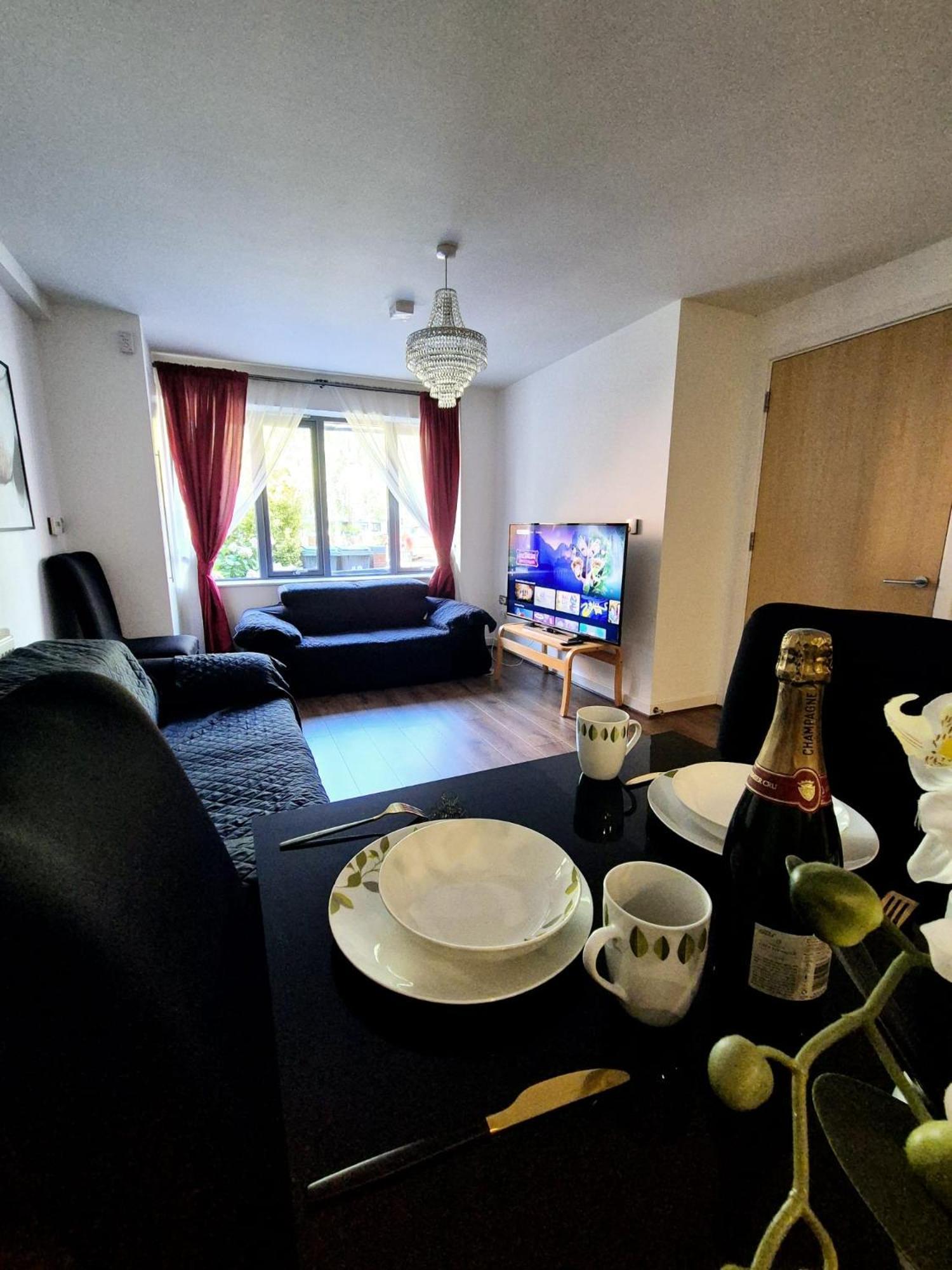 Explore London: 2 Bedroom House In Wood Green Bagian luar foto