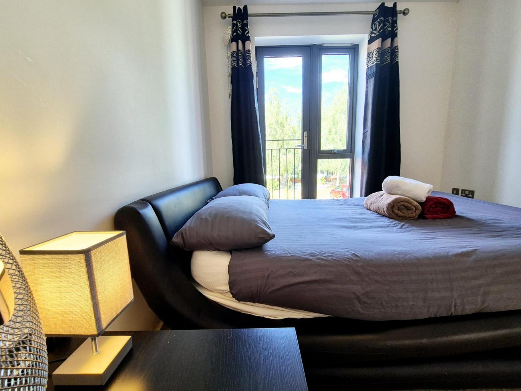 Explore London: 2 Bedroom House In Wood Green Bagian luar foto
