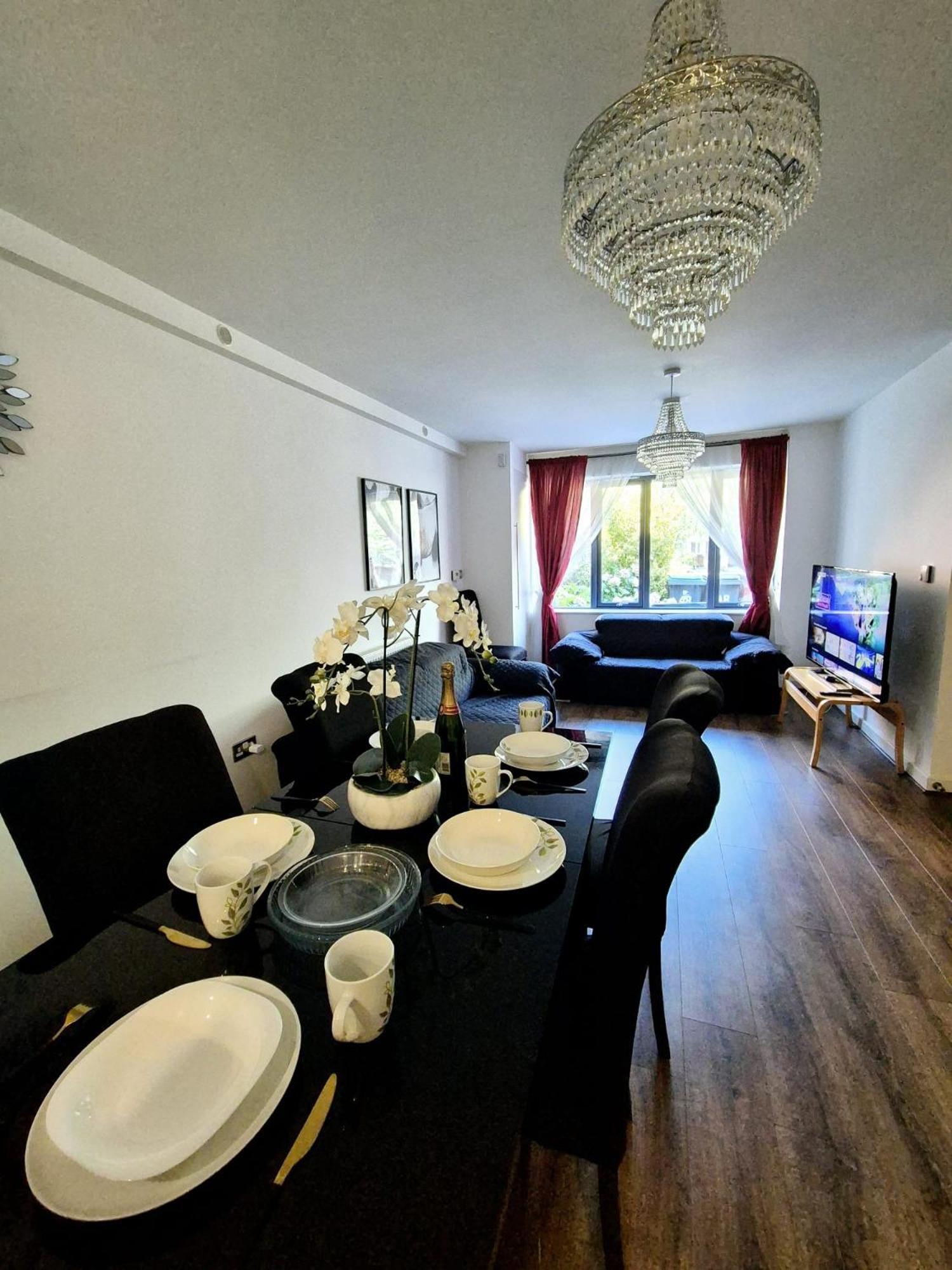 Explore London: 2 Bedroom House In Wood Green Bagian luar foto